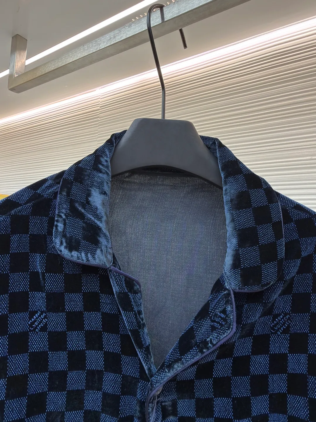 LOUIS VUITTON velvet checkerboard printed shirt ●Original version: purchased and developed for 17700 ●Item number: 1681273-B70 ●Fabric: rayon blended velvet fabric ●Technology: printing production ●Color: blue and black plaid ●Version: fitted version ●Weight: about 345 grams ●Size: XS-S-M-L ●Description: Made of nylon + rayon blended velvet fabric, scanned the Y pattern to make the pattern, using a mechanical mesh of 120 mesh, a large round mesh, the slurry is mixed with powder slurry + glue, and the finished cloth is washed in a rope shape to remove the surface prints The flower paste material and the flower position of the cutting pieces are cut with positioning flowers. All single pieces are cut from the rough pattern and manually re-arranged to correct the flower position. The door cuffs are made of rayon satin wrapped with a 0.1cm wide cotton core and are matched with hand-stitched hardware buttons with glossy finish. The overall routing is straight and delicate, the fabric is comfortable and soft, the color is consistent and there is no color difference, it can be matched with the same style to create a fashionable look, and can be used in various occasions, customized accessories, complete with three standards, the same style for men and women!